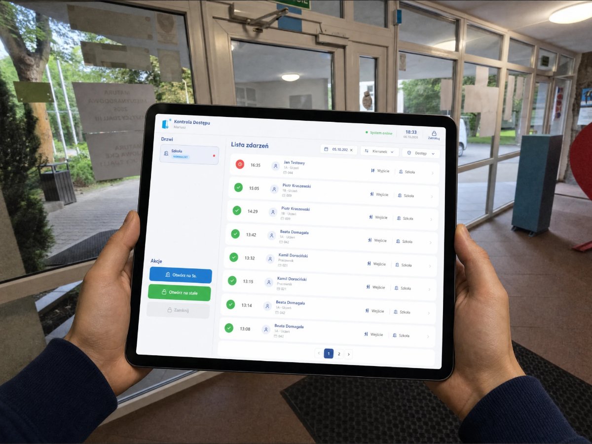 Tablet z pulpitem portiera eduLOCA: lista zdarzeń przy drzwiach z danymi uczniów i pracowników oraz przyciski „Otwórz na 5 s” i „Otwórz na stałe”